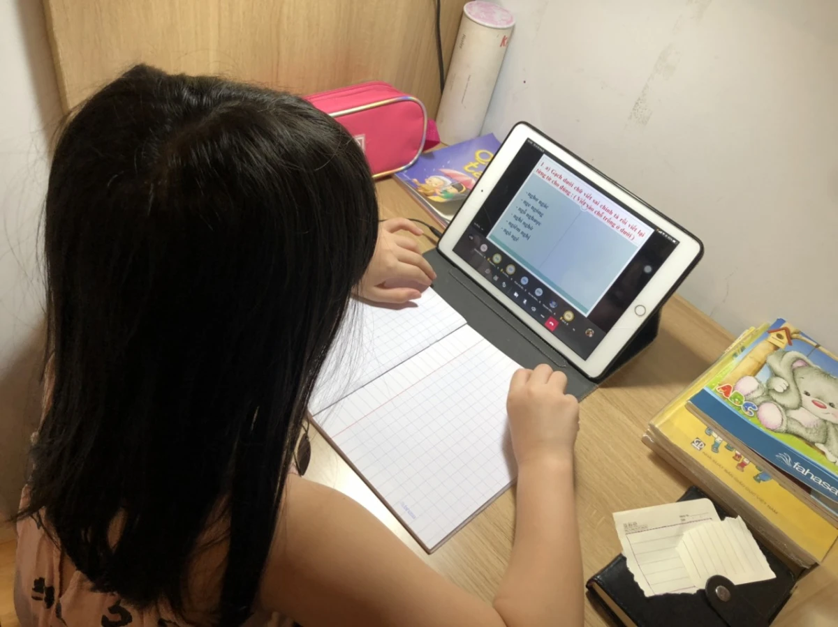 Một em bé đang học bài trực tuyến trên iPad, hỗ trợ học tập hiệu quả tại Kim Anh Mobile Đà Nẵng