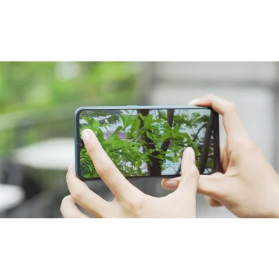 Người dùng đang trải nghiệm điện thoại thông minh, chụp ảnh phong cảnh tại Kim Anh Mobile Đà Nẵng.