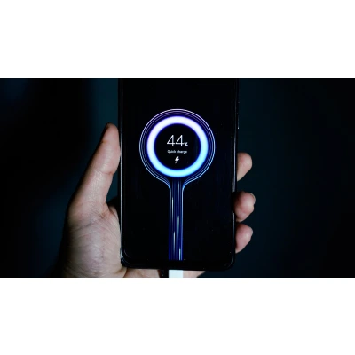 Điện thoại đang sạc nhanh 33W với pin 5000mAh, uy tín tại Kim Anh Mobile Đà Nẵng.
