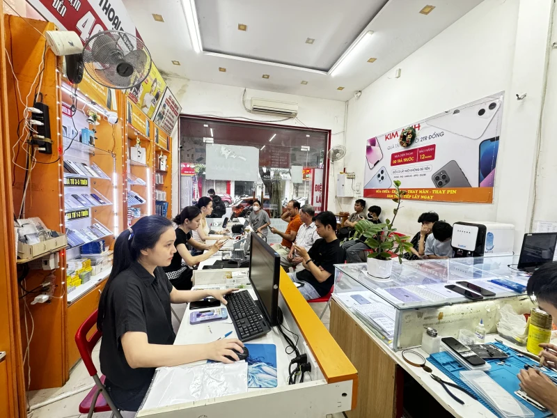 Không gian cửa hàng Kim Anh Mobile 95 Hàm Nghi Đà Nẵng đông khách, chuyên nghiệp, sửa chữa điện thoại uy tín.