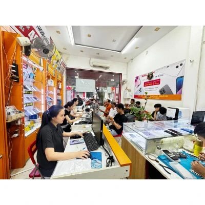 Không gian cửa hàng Kim Anh Mobile 95 Hàm Nghi Đà Nẵng đông khách, chuyên nghiệp, sửa chữa điện thoại uy tín.