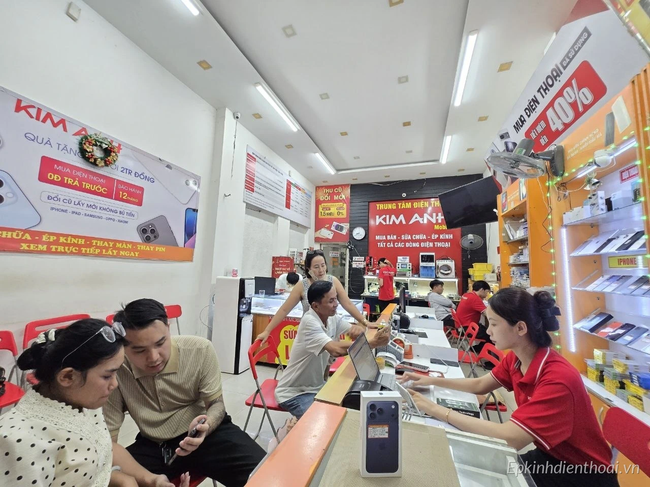 Không gian cửa hàng điện thoại Kim Anh Mobile Đà Nẵng chuyên nghiệp