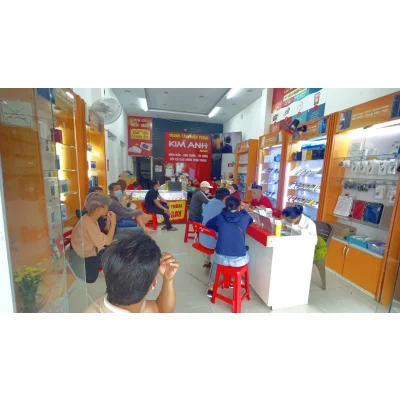 Không gian cửa hàng Kim Anh Mobile đông khách mua sắm điện thoại tại 95 Hàm Nghi Đà Nẵng.