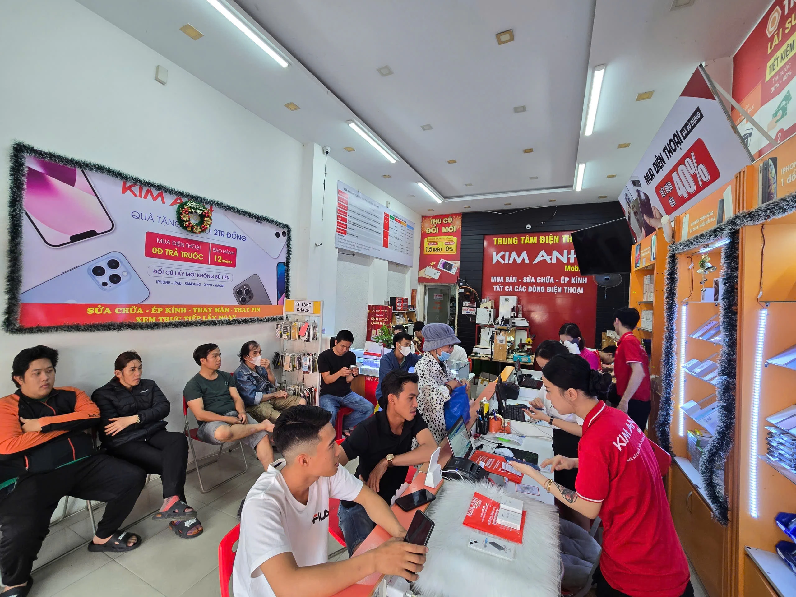 Không gian cửa hàng Kim Anh Mobile 95 Hàm Nghi Đà Nẵng với khách hàng và nhân viên đang làm việc.