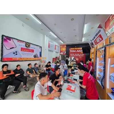 Không gian cửa hàng Kim Anh Mobile 95 Hàm Nghi Đà Nẵng với khách hàng và nhân viên đang làm việc.