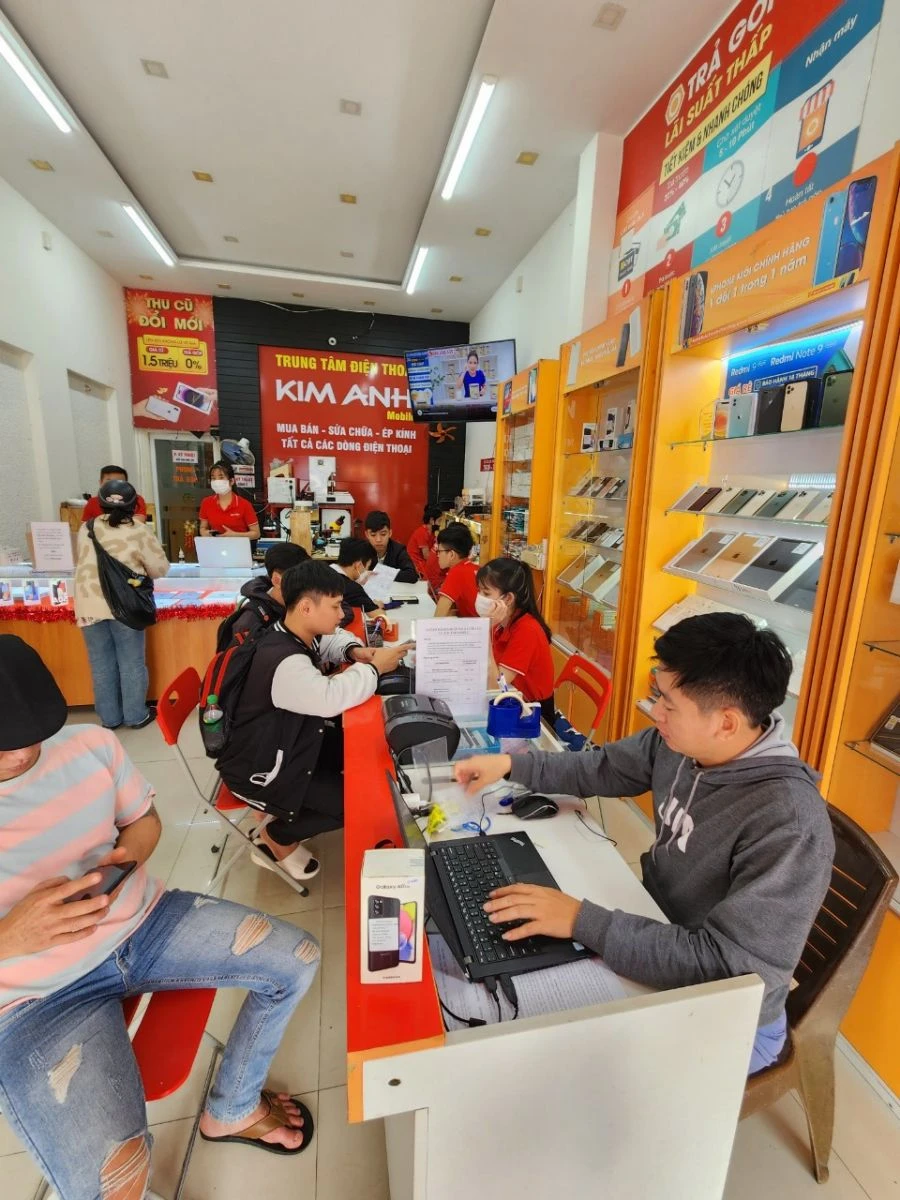 Không gian cửa hàng Kim Anh Mobile đông đúc khách hàng mua sắm điện thoại trả góp uy tín tại Đà Nẵng.