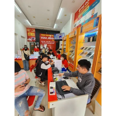 Không gian cửa hàng Kim Anh Mobile đông đúc khách hàng mua sắm điện thoại trả góp uy tín tại Đà Nẵng.