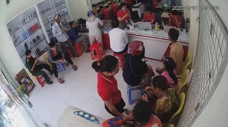 Không gian cửa hàng Kim Anh Mobile Đà Nẵng đông đúc khách hàng đang mua sắm và sửa chữa điện thoại uy tín.
