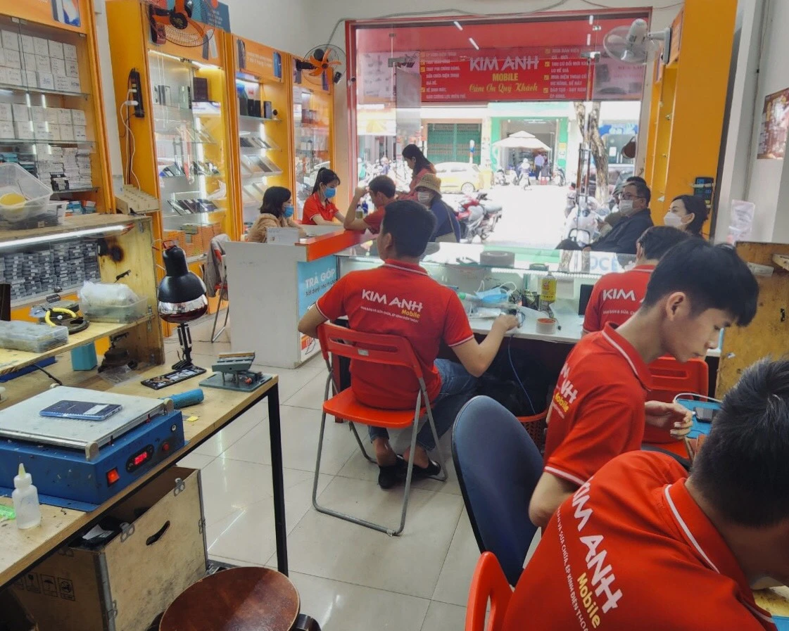 Không gian bên trong cửa hàng Kim Anh Mobile Đà Nẵng với đội ngũ nhân viên chuyên nghiệp, uy tín.