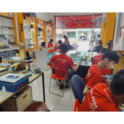 Không gian bên trong cửa hàng Kim Anh Mobile Đà Nẵng với đội ngũ nhân viên chuyên nghiệp, uy tín.