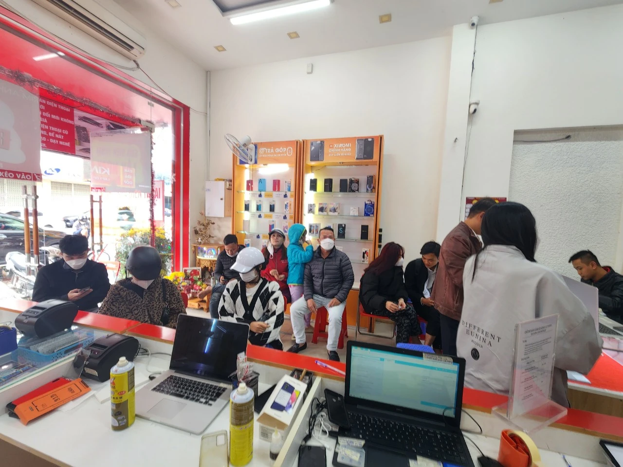 Khách hàng đang mua sắm điện thoại và phụ kiện tại Kim Anh Mobile Đà Nẵng uy tín.