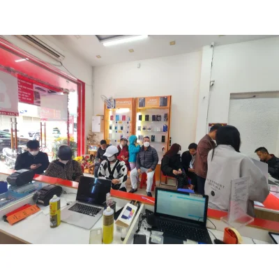 Khách hàng đang mua sắm điện thoại và phụ kiện tại Kim Anh Mobile Đà Nẵng uy tín.