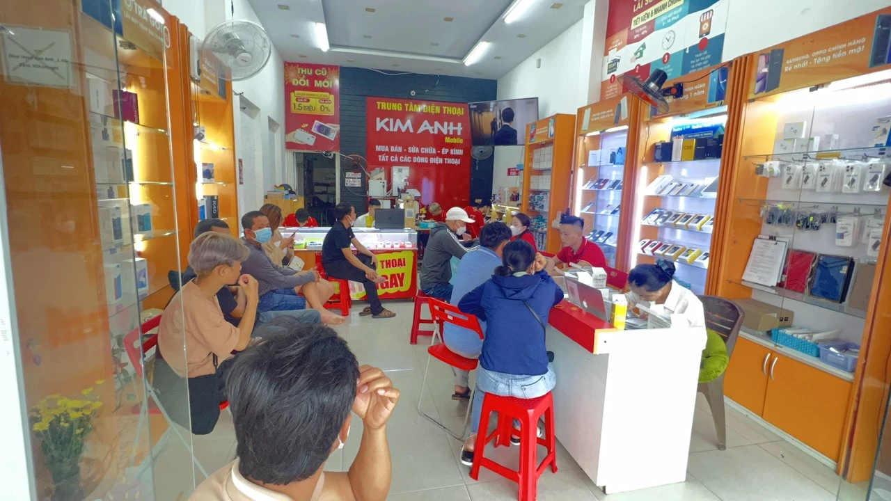 Khách hàng đang mua sắm và được tư vấn điện thoại tại Kim Anh Mobile Đà Nẵng uy tín.