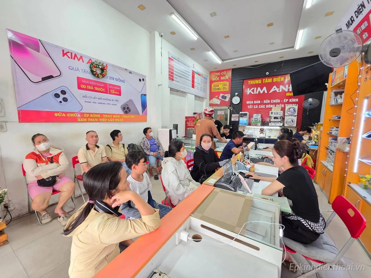 Khách hàng sửa chữa và mua bán điện thoại tại Kim Anh Mobile Đà Nẵng