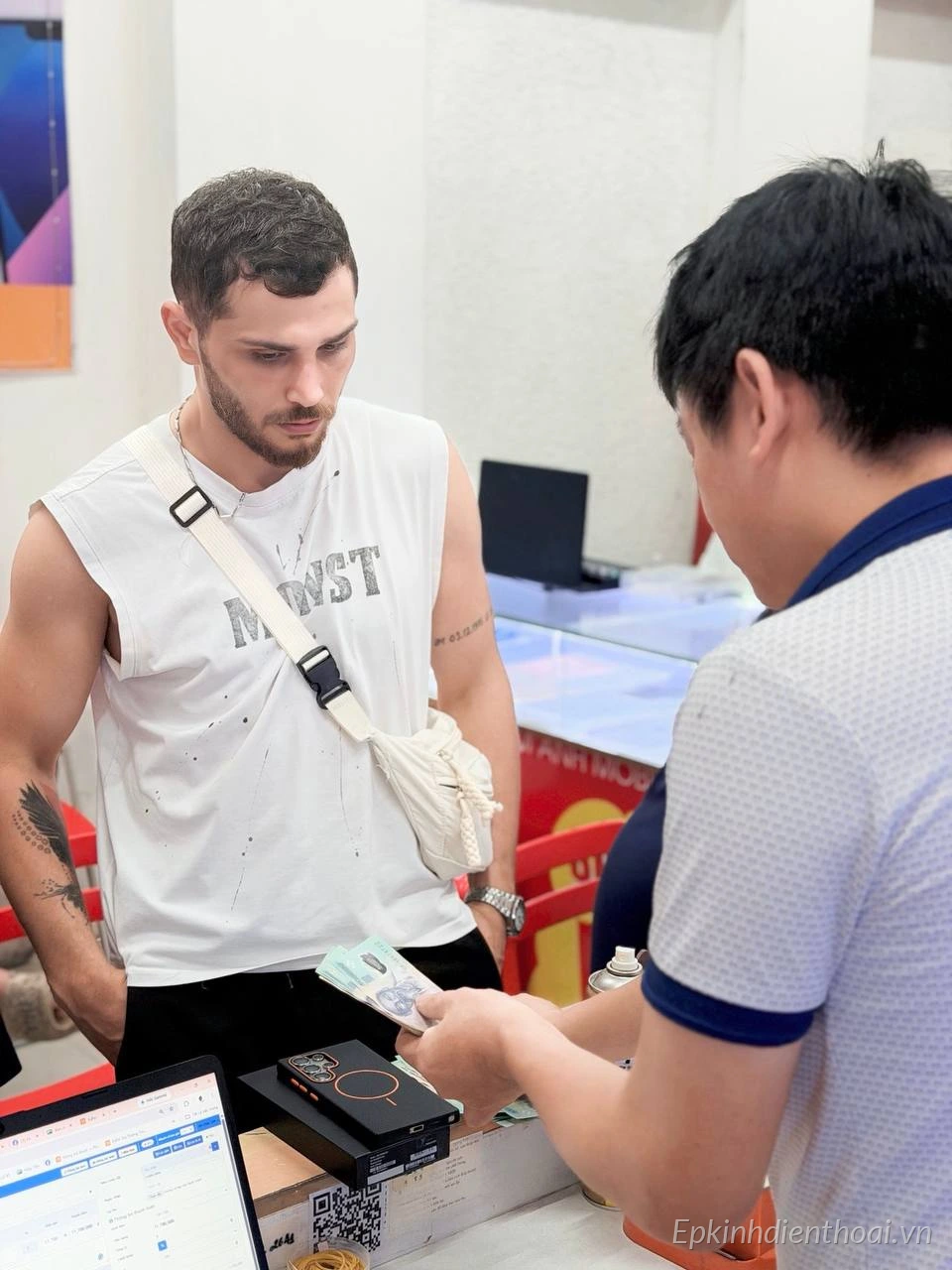 Khách du lịch bán điện thoại cũ giá cao, thanh toán ngay tại Kim Anh Mobile Đà Nẵng