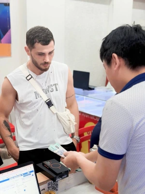 Khách du lịch bán điện thoại cũ giá cao, thanh toán ngay tại Kim Anh Mobile Đà Nẵng