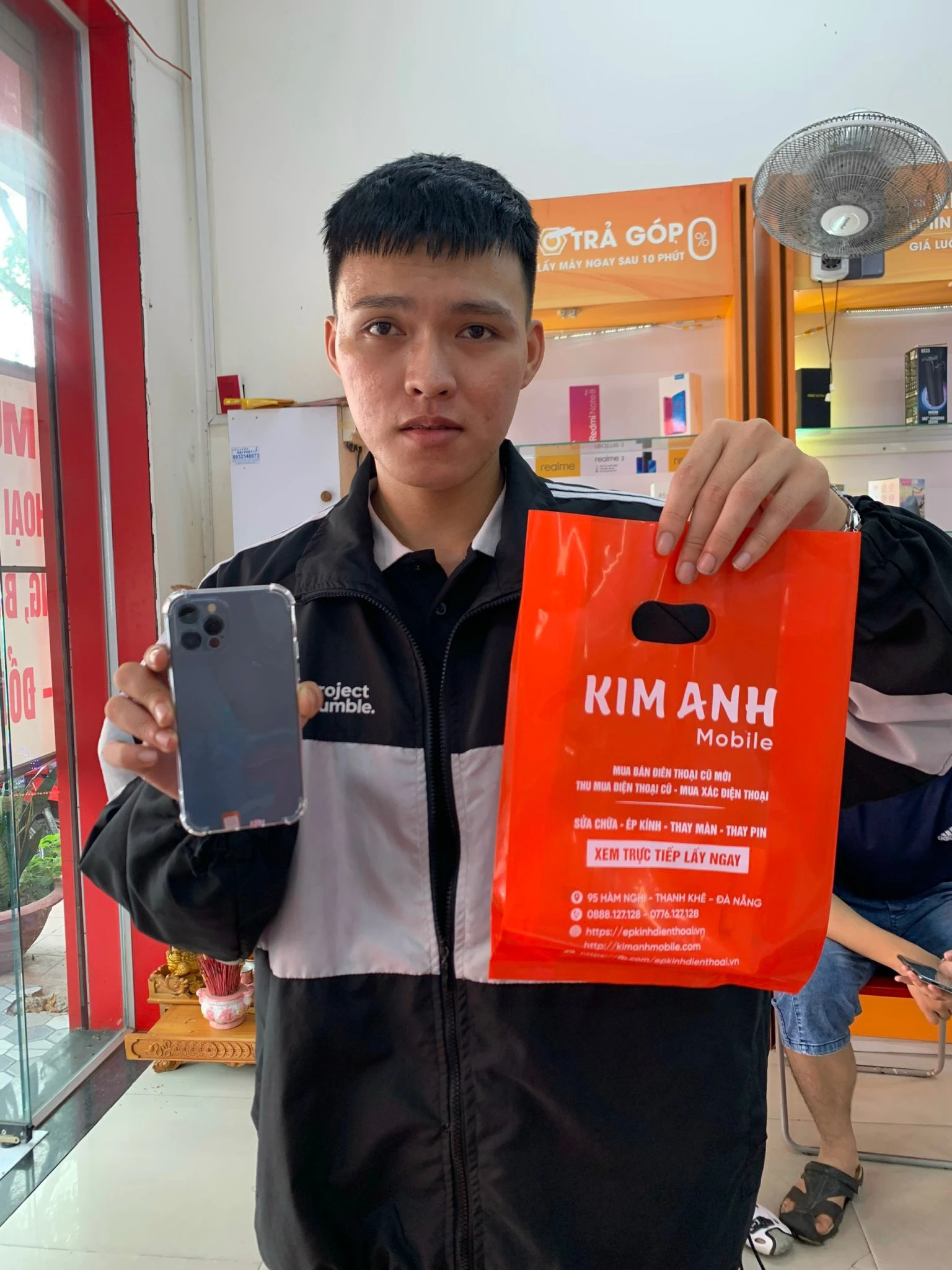 Khách hàng hài lòng nhận điện thoại iPhone tại Kim Anh Mobile Đà Nẵng lấy ngay.