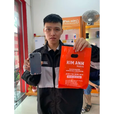 Khách hàng hài lòng nhận điện thoại iPhone tại Kim Anh Mobile Đà Nẵng lấy ngay.