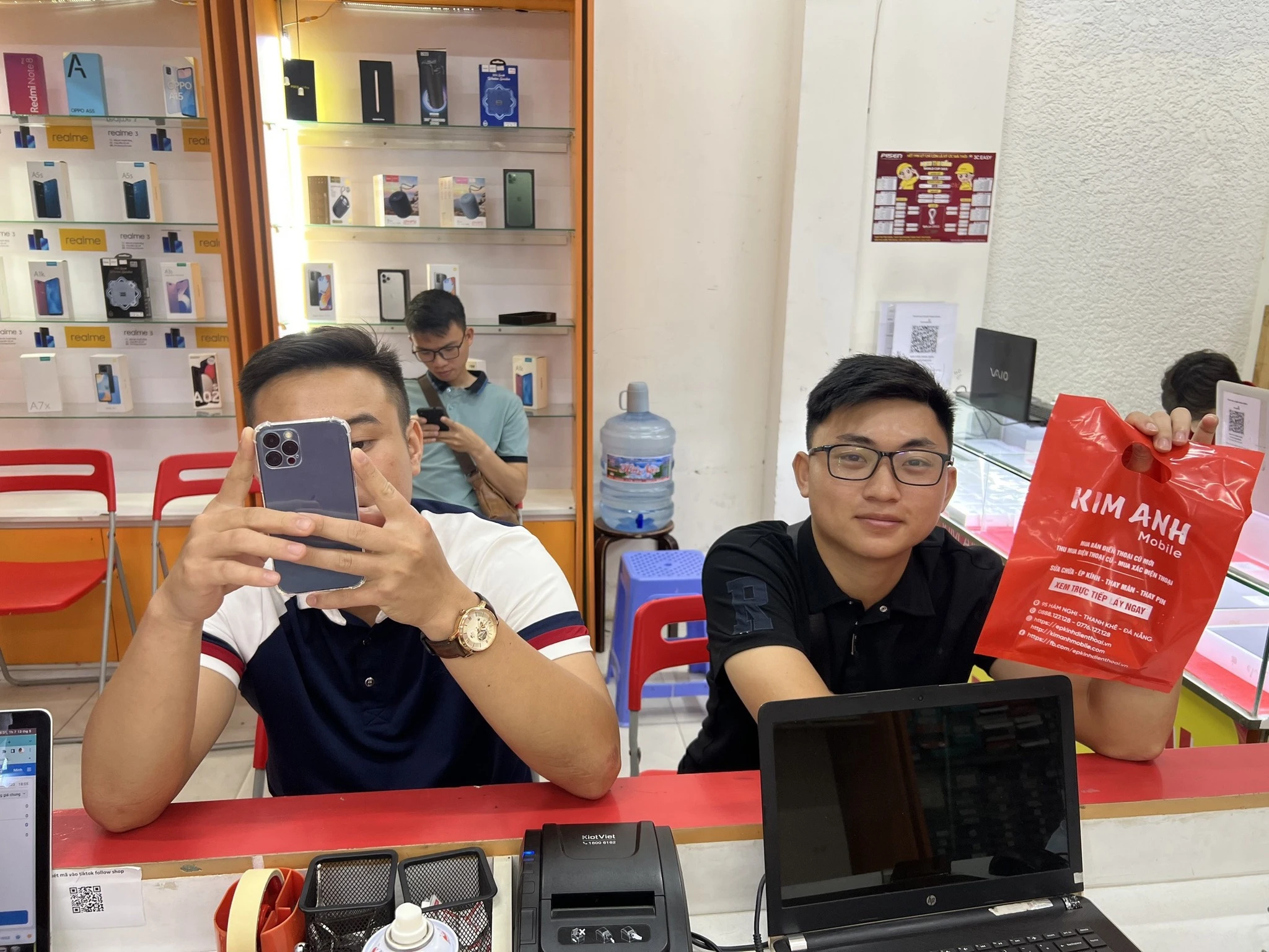 Khách hàng mua điện thoại tại Kim Anh Mobile Đà Nẵng được nhân viên tư vấn tận tình, uy tín.