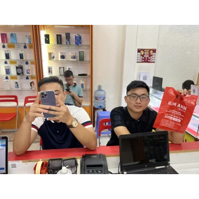 Khách hàng mua điện thoại tại Kim Anh Mobile Đà Nẵng được nhân viên tư vấn tận tình, uy tín.