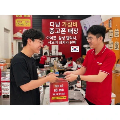 Khách hàng thực hiện giao dịch thu cũ đổi mới điện thoại tại Kim Anh Mobile Đà Nẵng uy tín.