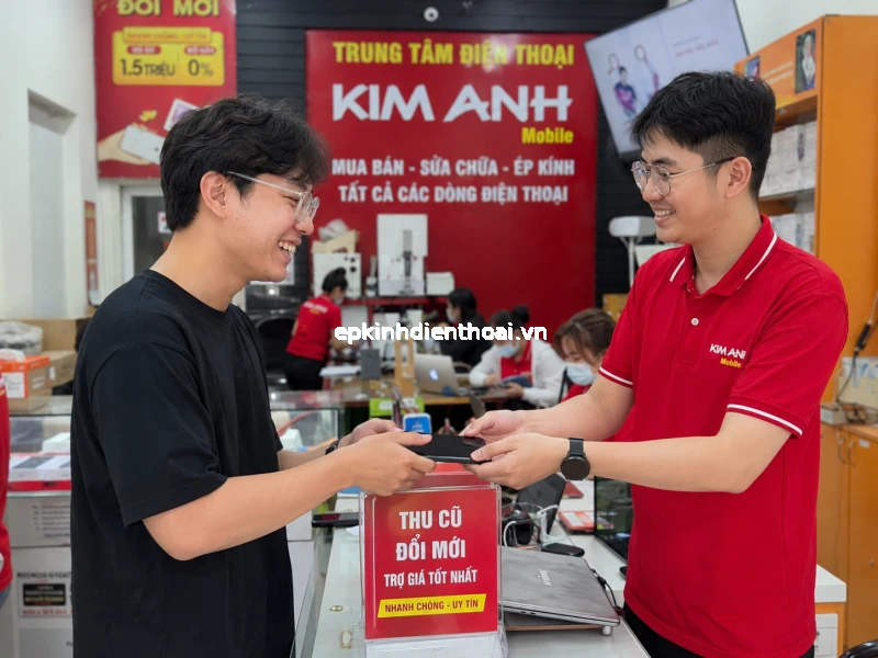Khách hàng thu mua điện thoại cũ đổi mới tại Kim Anh Mobile Đà Nẵng uy tín, giá tốt.