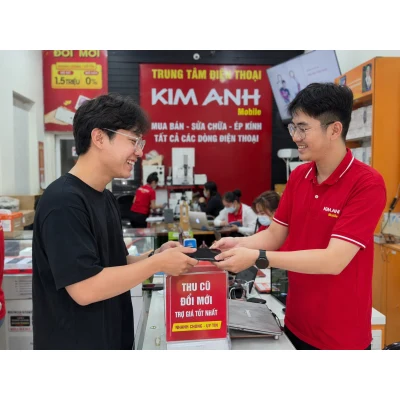 Khách hàng thu mua điện thoại cũ đổi mới tại Kim Anh Mobile Đà Nẵng uy tín, giá tốt.
