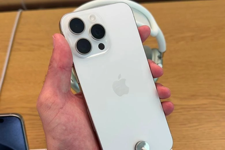 Điện thoại Apple iPhone 15 Pro Max màu titan trắng chính hãng giá tốt tại Kim Anh Mobile Đà Nẵng.