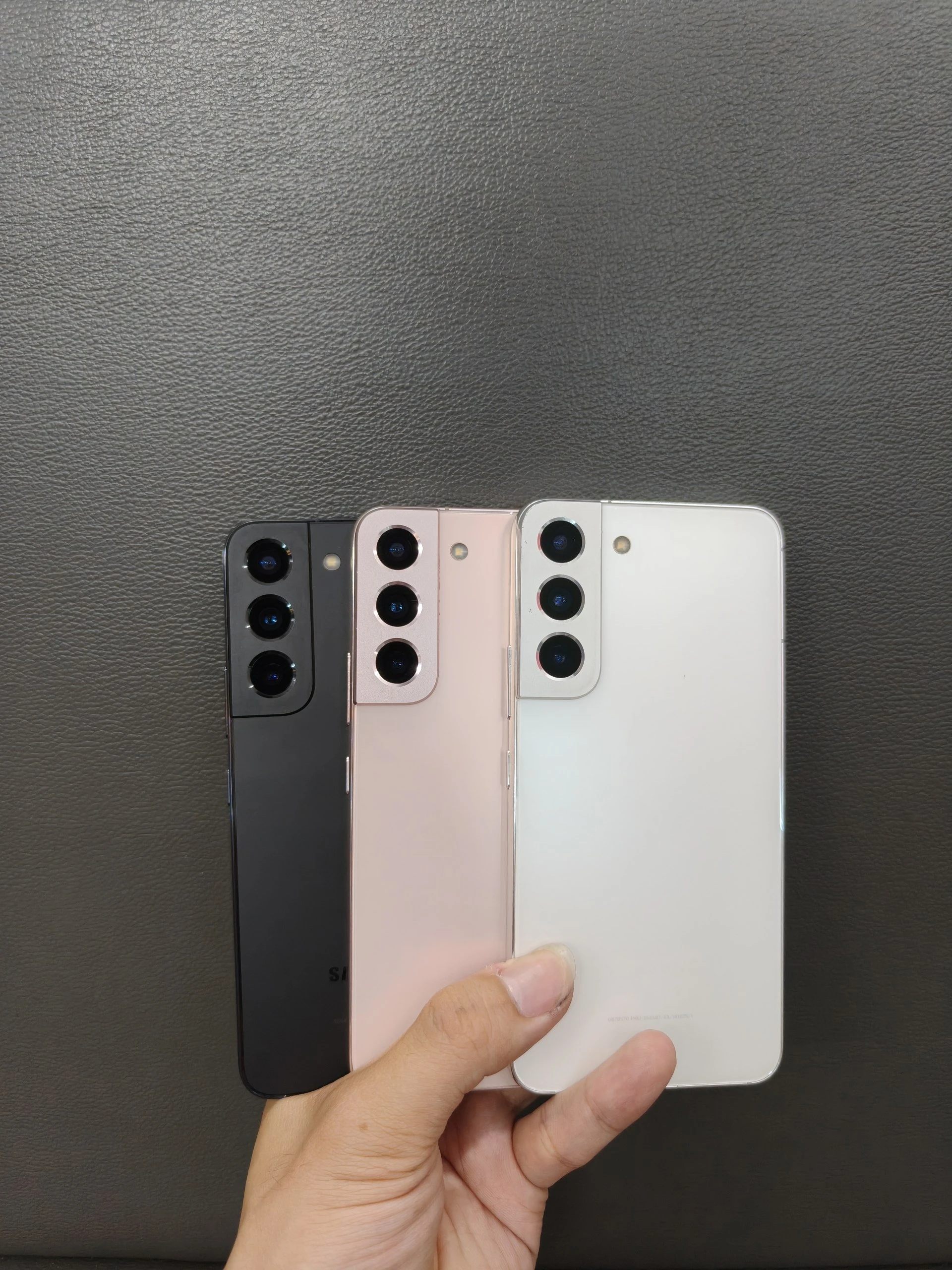 Điện Thoại Samsung S22 Plus Giá Rẻ, Ưu Đãi Khủng - Ba chiếc điện thoại Samsung Galaxy S22 màu đen, hồng, trắng giá rẻ tại Kim Anh Mobile Đà Nẵng.