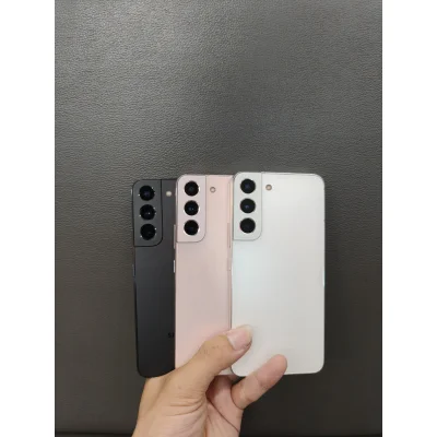 Ba chiếc điện thoại Samsung Galaxy S22 màu đen, hồng, trắng giá rẻ tại Kim Anh Mobile Đà Nẵng.