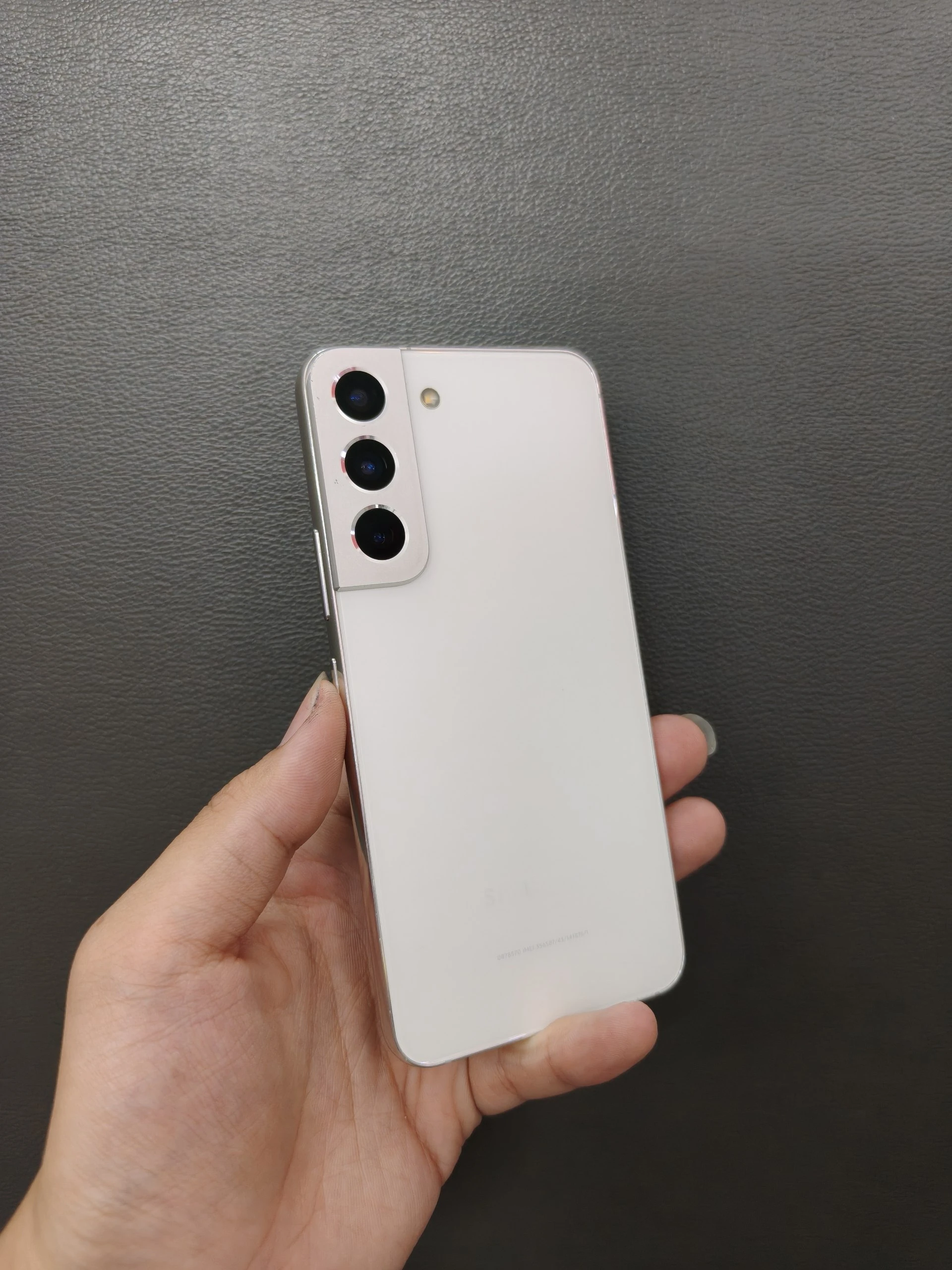 Điện thoại Samsung Galaxy S22 màu trắng giá rẻ tại Kim Anh Mobile Đà Nẵng.