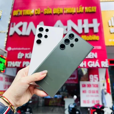 Hai điện thoại Samsung Galaxy S23 Ultra màu xanh và kem chính hãng tại Kim Anh Mobile Đà Nẵng.