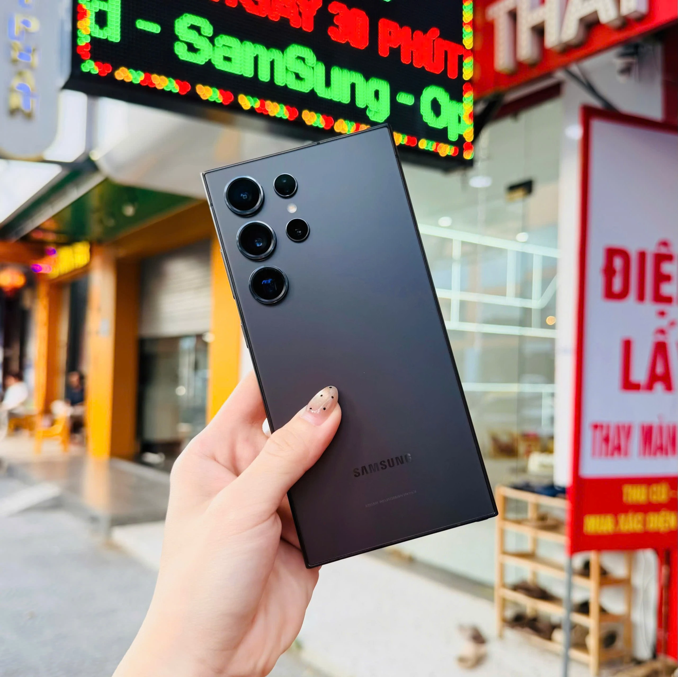Điện thoại Samsung Galaxy S24 Ultra màu đen chính hãng tại Kim Anh Mobile Đà Nẵng.