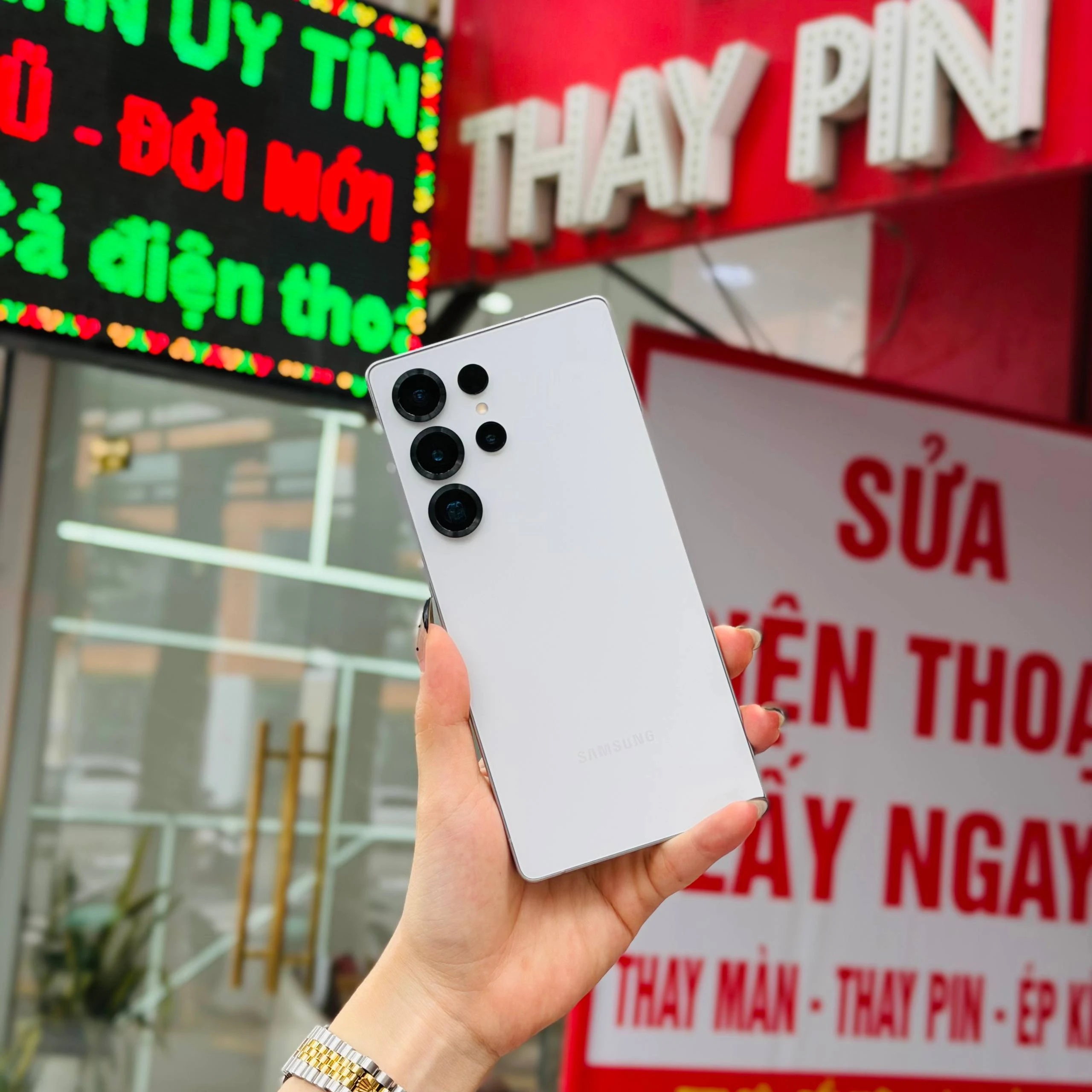 Điện thoại Samsung Galaxy S25 Ultra màu trắng chính hãng giá tốt tại Kim Anh Mobile Đà Nẵng.