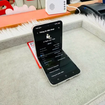Điện thoại Samsung Galaxy Z Flip5 màu bạc chính hãng tại Kim Anh Mobile Đà Nẵng.