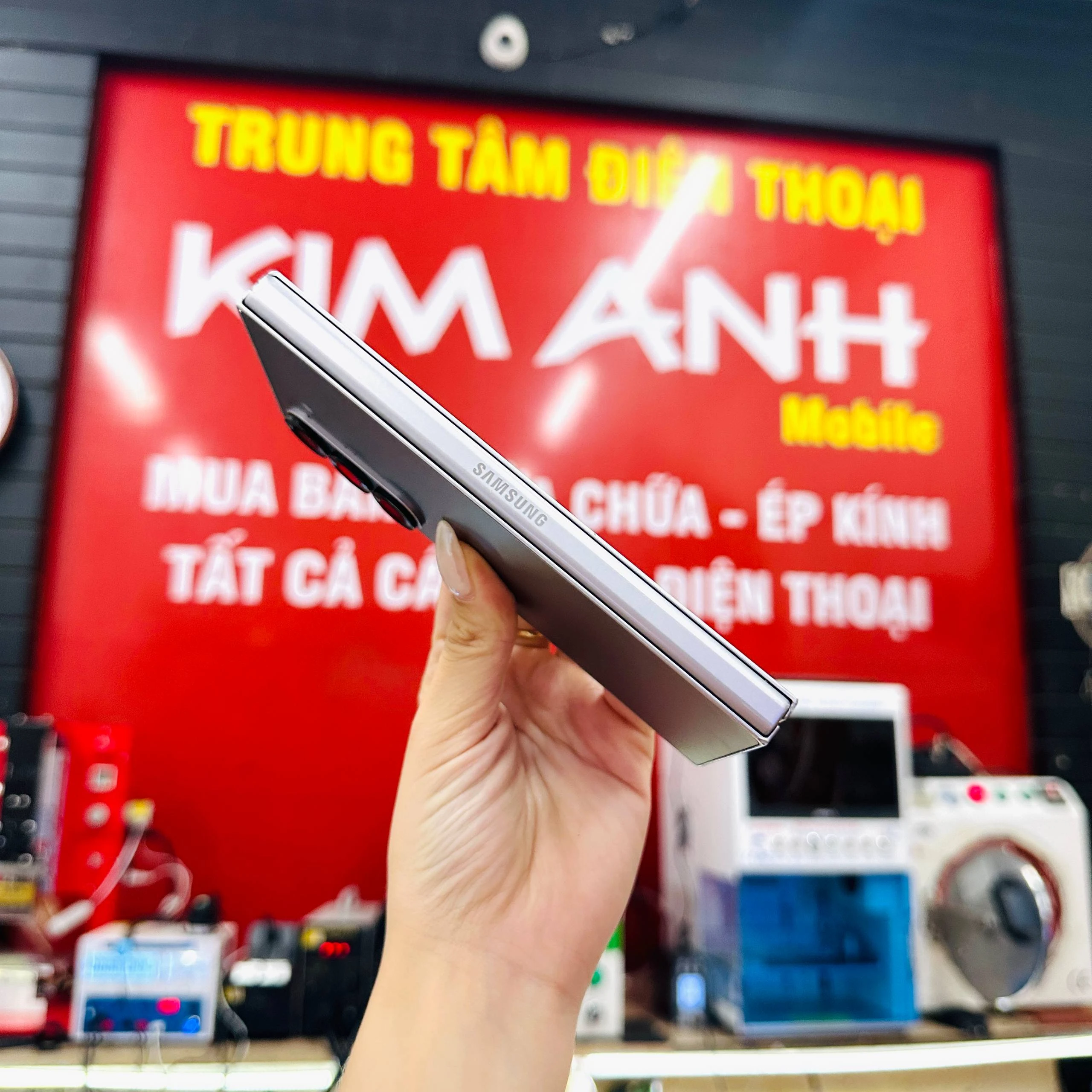 Điện thoại Samsung Galaxy Z Fold 6 màu bạc chính hãng giá tốt tại Kim Anh Mobile Đà Nẵng.
