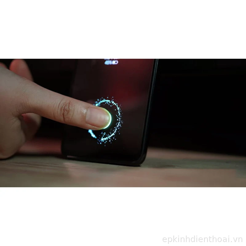Người dùng mở khóa điện thoại bằng cảm biến vân tay dưới màn hình tại Kim Anh Mobile Đà Nẵng.