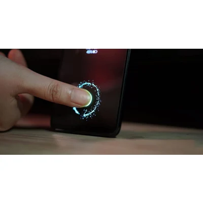 Người dùng mở khóa điện thoại bằng cảm biến vân tay dưới màn hình tại Kim Anh Mobile Đà Nẵng.