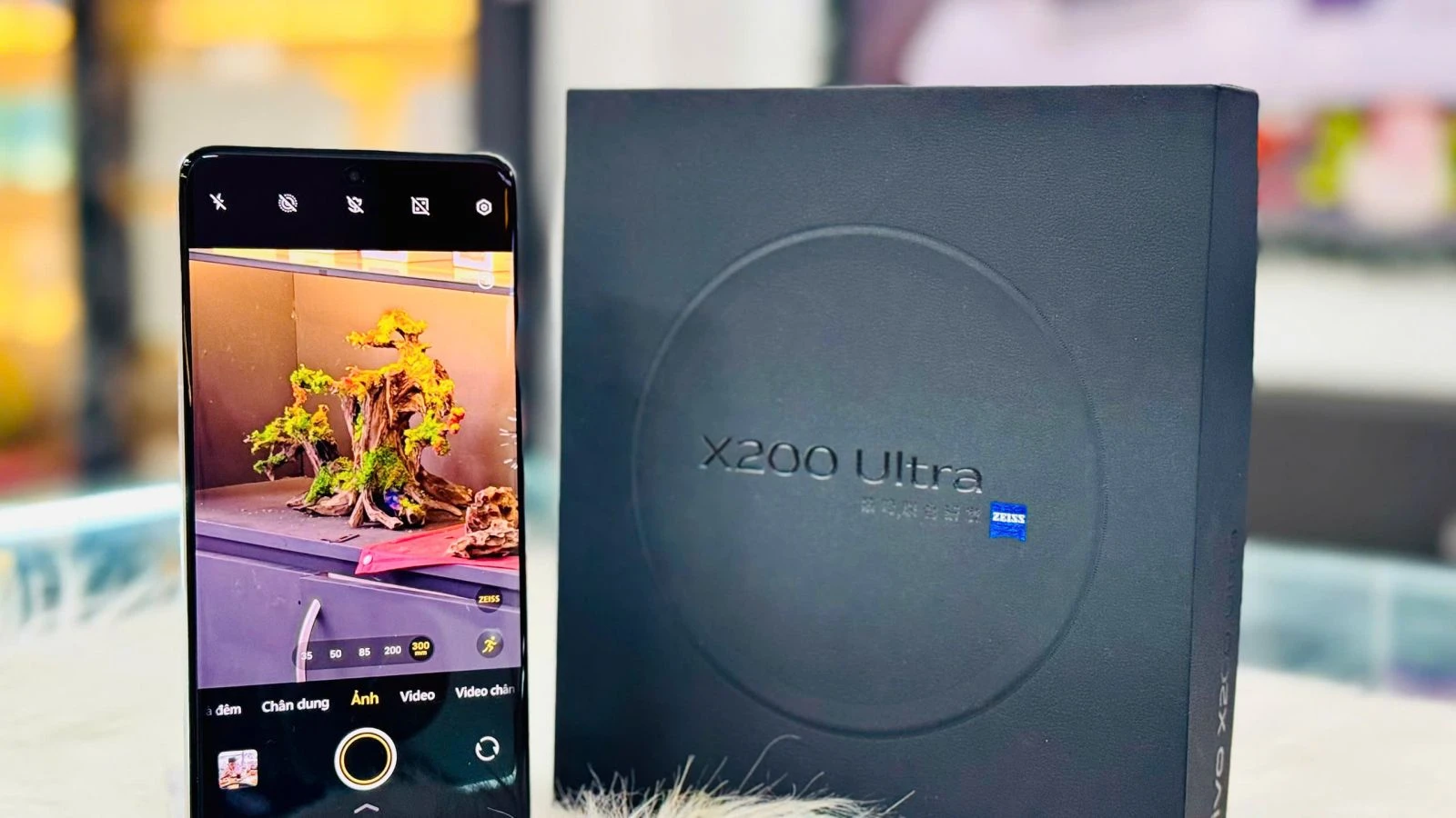 Điện thoại Vivo X200 Ultra màu đen và hộp sản phẩm giá tốt tại Kim Anh Mobile Đà Nẵng.