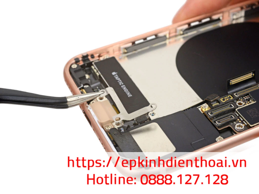 Kỹ thuật viên Kim Anh Mobile sửa chữa điện thoại iPhone Apple uy tín, chuyên nghiệp tại Đà Nẵng