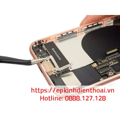 Kỹ thuật viên Kim Anh Mobile sửa chữa điện thoại iPhone Apple uy tín, chuyên nghiệp tại Đà Nẵng