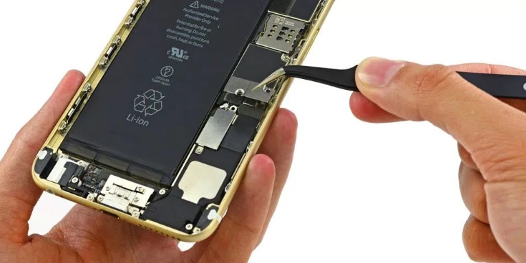 Kỹ thuật viên Kim Anh Mobile đang sửa chữa điện thoại iPhone chuyên nghiệp tại Đà Nẵng