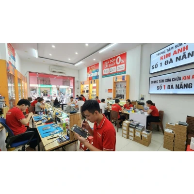 Kỹ thuật viên Kim Anh Mobile đang sửa chữa điện thoại iPhone chuyên nghiệp tại Đà Nẵng.