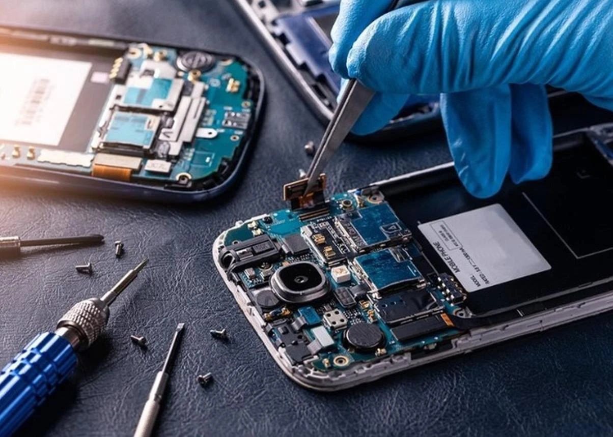 Kỹ thuật viên Kim Anh Mobile đang sửa chữa điện thoại chuyên nghiệp, uy tín tại Đà Nẵng.