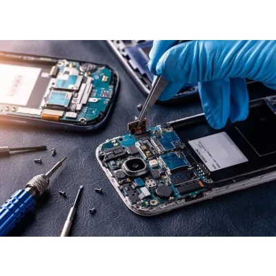 Kỹ thuật viên Kim Anh Mobile đang sửa chữa điện thoại chuyên nghiệp, uy tín tại Đà Nẵng.