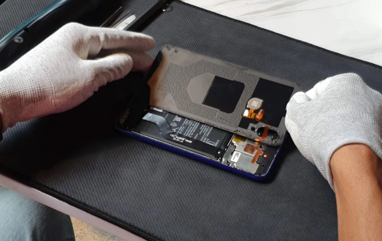 Kỹ thuật viên Kim Anh Mobile đang sửa chữa điện thoại chuyên nghiệp, uy tín tại Đà Nẵng.