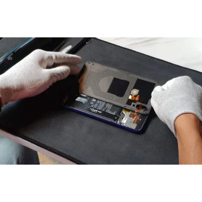 Kỹ thuật viên Kim Anh Mobile đang sửa chữa điện thoại chuyên nghiệp, uy tín tại Đà Nẵng.