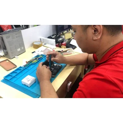 Kỹ thuật viên Kim Anh Mobile đang sửa chữa điện thoại uy tín tại Đà Nẵng.