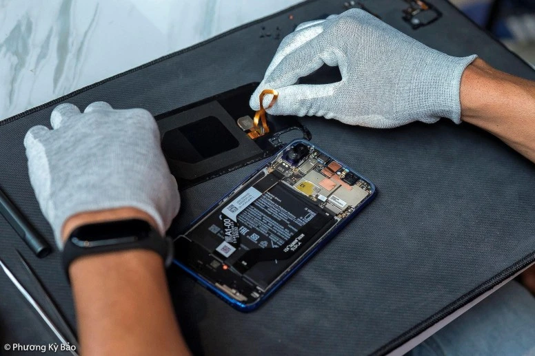 Kỹ thuật viên Kim Anh Mobile đang sửa điện thoại Xiaomi Redmi Note 7 uy tín tại Đà Nẵng.