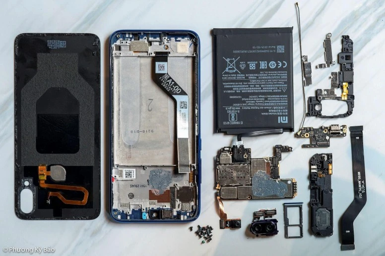 Điện thoại Xiaomi được tháo rời để sửa chữa linh kiện tại Kim Anh Mobile Đà Nẵng.